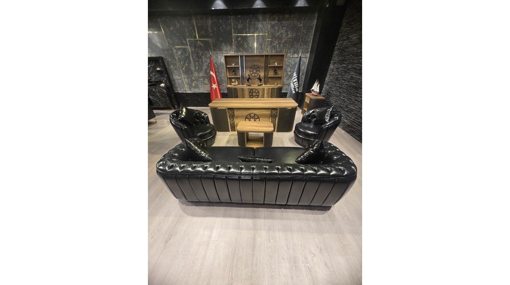 Kale lüks yönetici masa takımı, baklava desenli siyah panelleri, parlak altın rengi lazer kesim metal motifleri ve ceviz rengi tablası ile ofis ortamında C serisi Chester koltuklar ile sergileniyor.